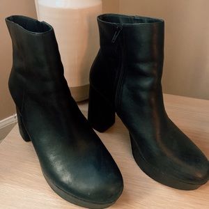 STEVE MADDEN LEATHER PLATFORM BOOTS “Grate” style